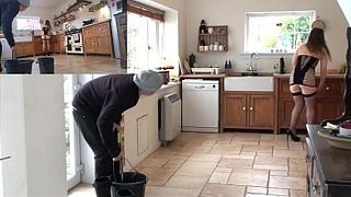 Жена изменяет мужу с садовником, который между делом прет ее в пизду раком