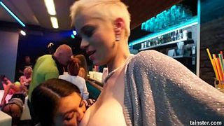 Дискотека с лесбухами, которые устроили шоу с лизанием пезд и мастурбацией