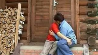 Зрелая баба из Питера шалит с худым сыном на загородной даче