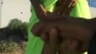 Зрелая парочка дрочат на друг друга на улице и в машине