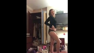 Девушка раздевается для своего начальника и показывает манду и тугой анус