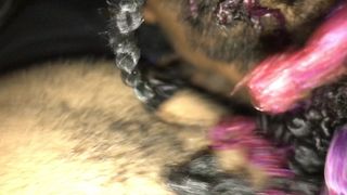 Студентка негритянка умело сосёт в машине у своего учителя до камшота в ротик