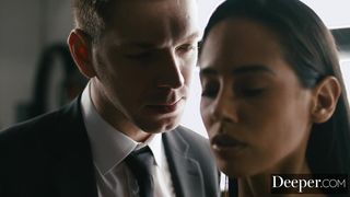 Парень жестоко вдул длинноволосой тёлке в рот и письку и довёл её до сквиртинга