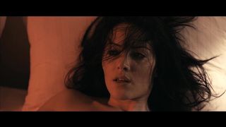 Сцена жесткого секса из серила с трахом симпатичной проститутки грубым клиентом